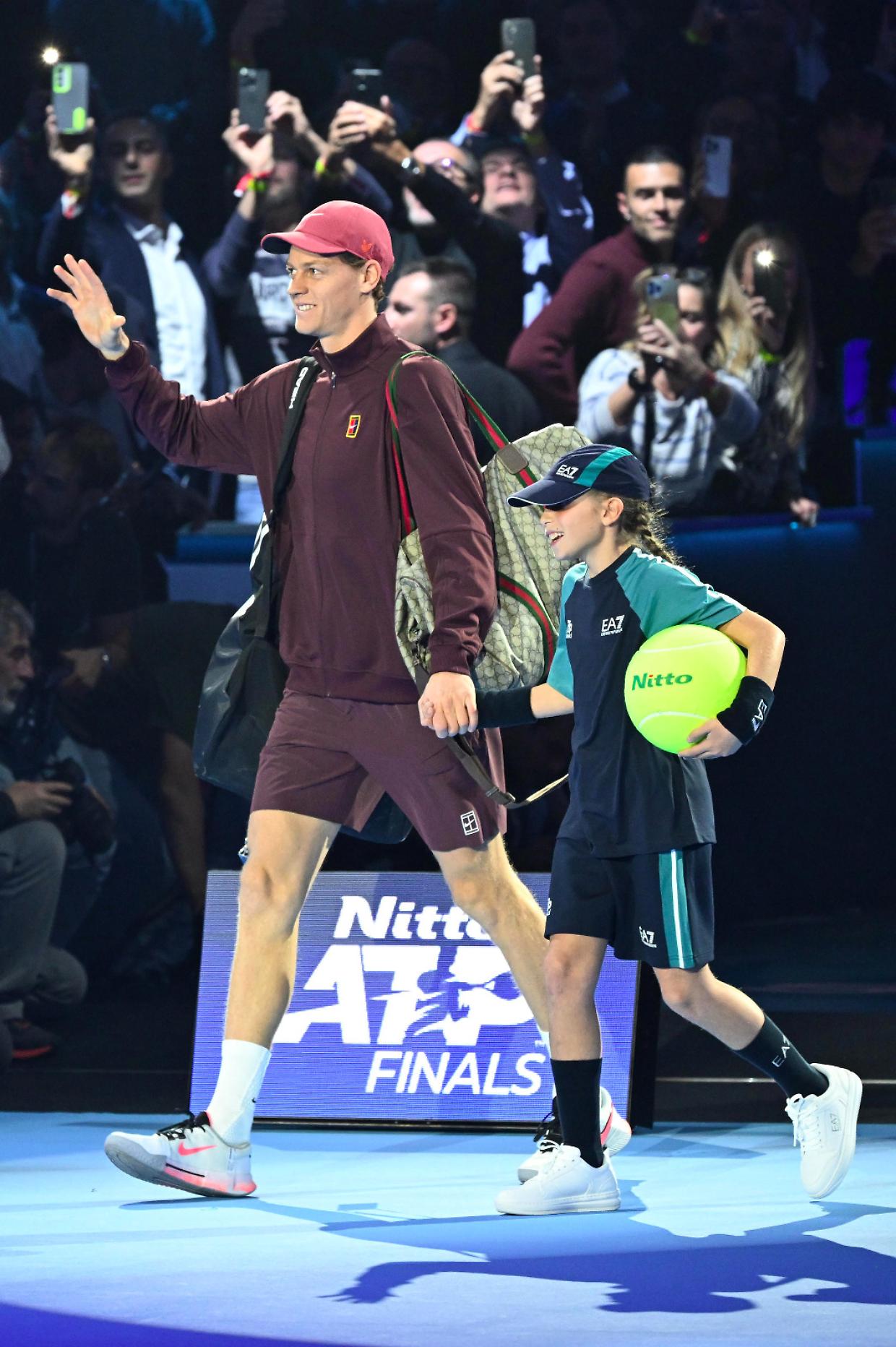 Nella bolgia della Inalpi Arena, Jannik Sinner parte bene e batte per 7-5, 6-1 Felix Auger-Aliassime