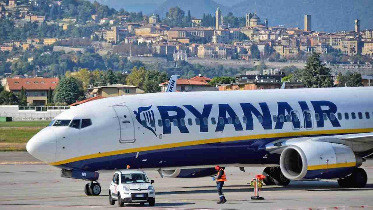 Ryanair dice addio alla carta: dal 12 novembre solo carte d’imbarco digitali
