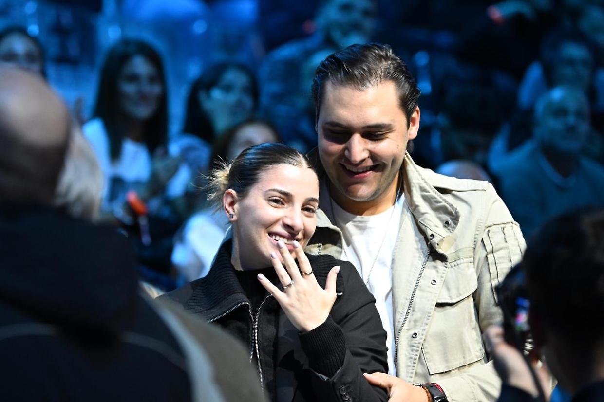 La proposta di Isidoro a Susie davanti al pubblico dell'Inalpi Arena mentre gioca il loro idolo