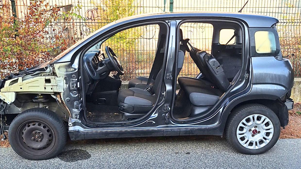 Un'altra Fiat Panda smontata dai ladri: rubate le portiere e il cofano