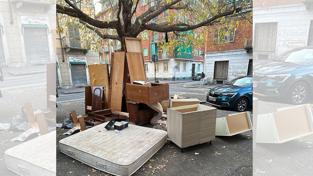 Cambia arredamento e butta la camera da letto in strada: maleducazione e degrado a Barriera di Milano
