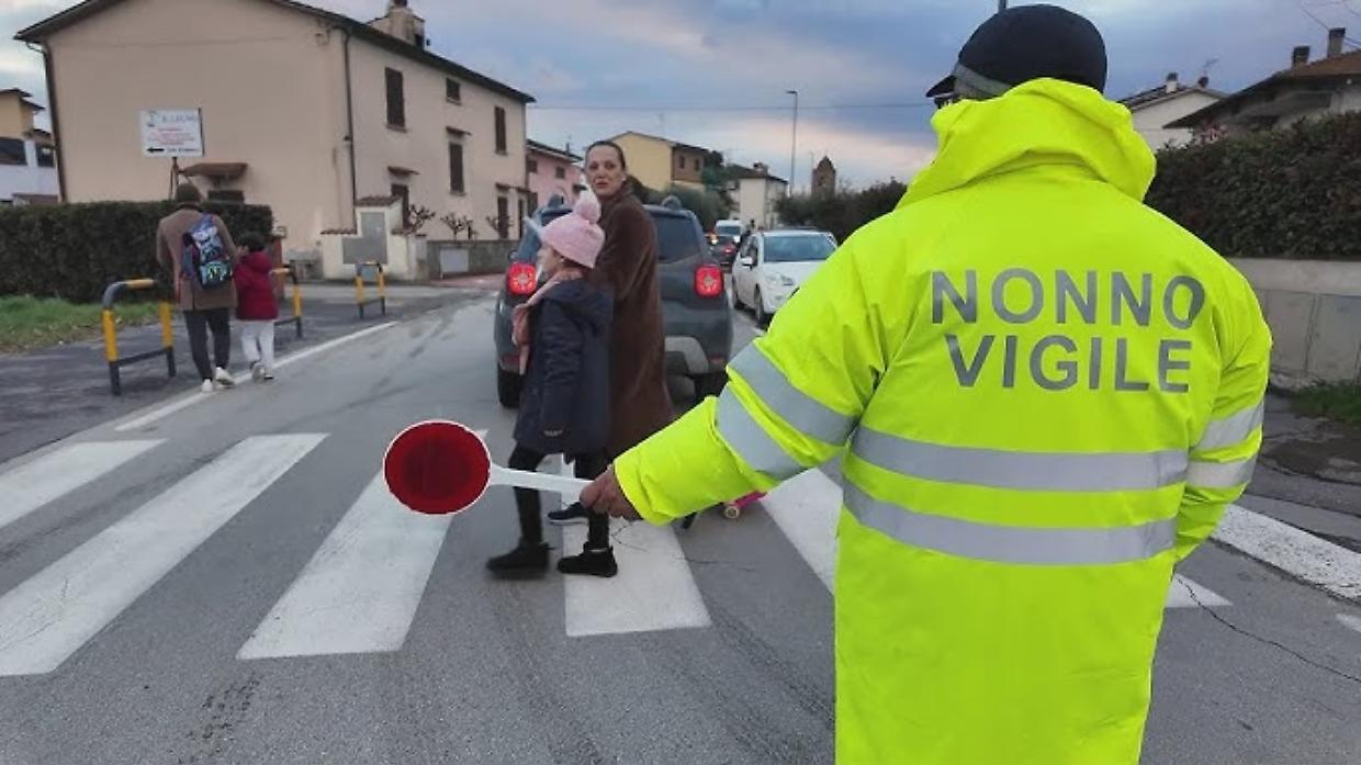 Consegna un bigliettino pieno di insulti al Nonno Vigile, la scuola risponde