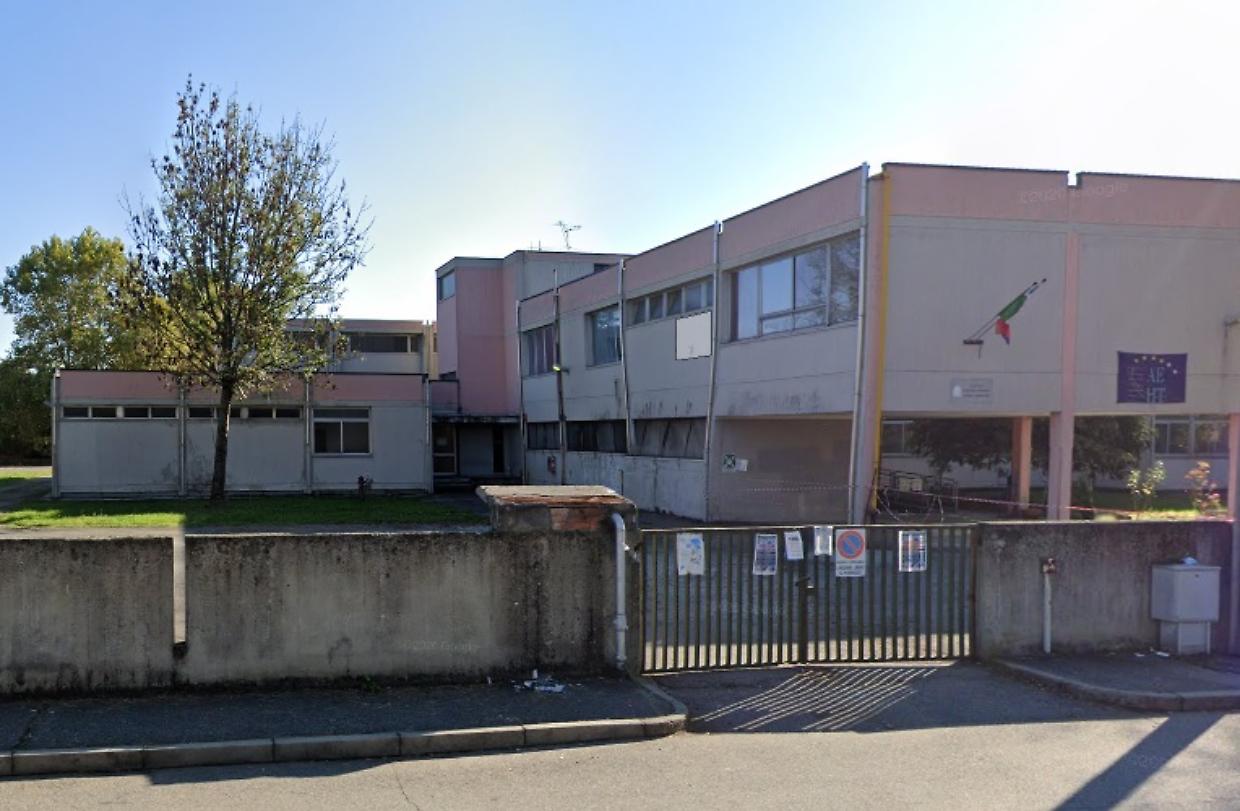 Chivasso, entra a scuola con un’ascia dopo le prese in giro degli studenti: denunciato un 48enne