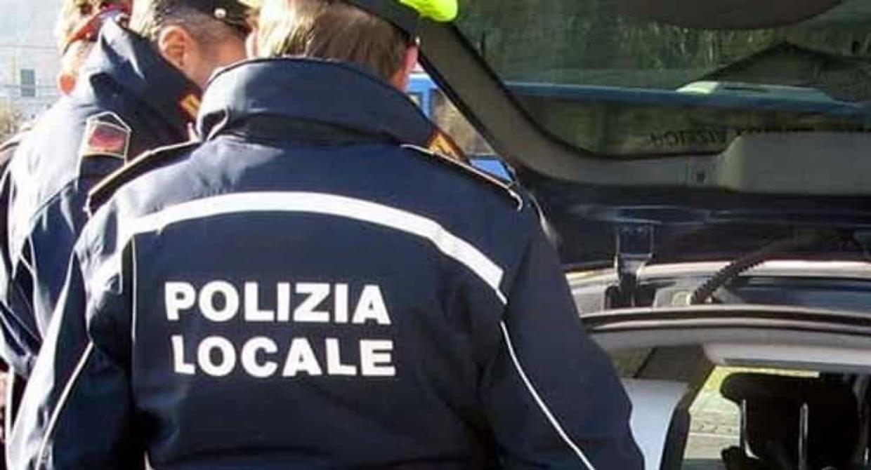 Ciriè, 27enne fugge in monopattino all'alt della polizia