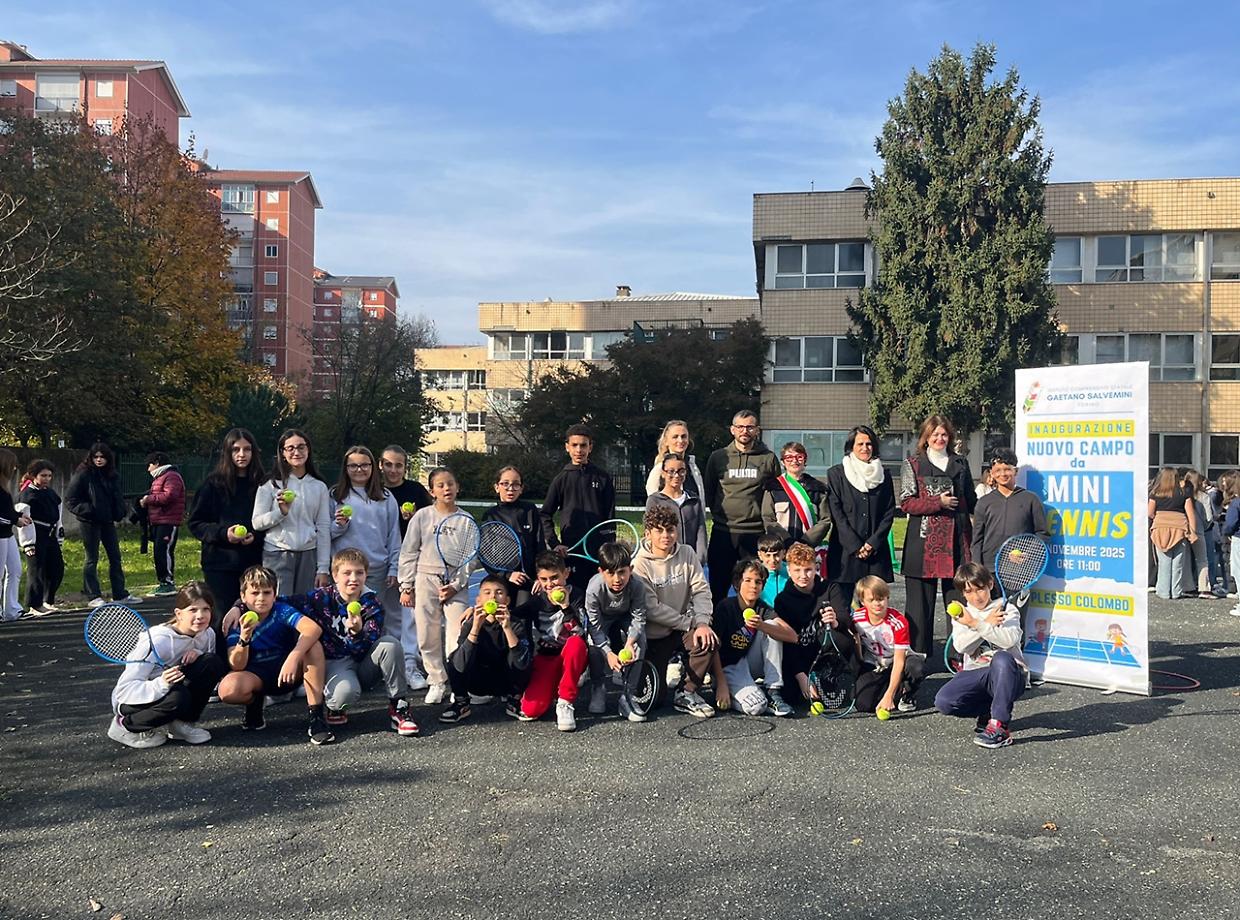 Taglio del nastro alla scuola Salvemini per il nuovo campo da mini tennis donato da Iren