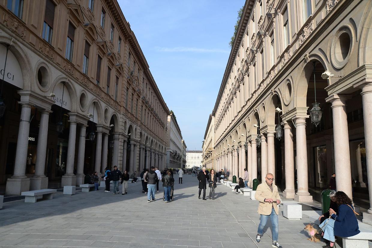 La palpeggia e tenta di baciarla in via Roma: inseguito e arrestato un 30enne