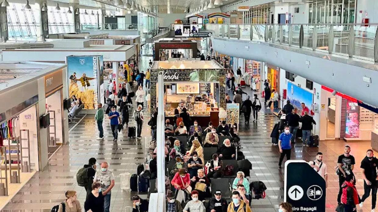 Rubano in aeroporto all'andata, finiscono in trappola al ritorno