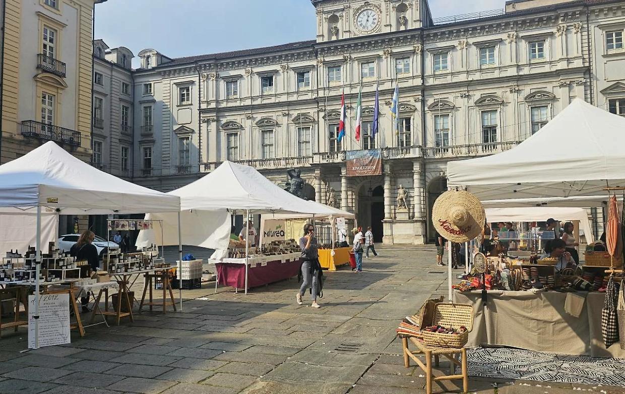 Artiflor torna a Torino, tra artigianato, fiori e prodotti tipici in Piazza Palazzo di Città
