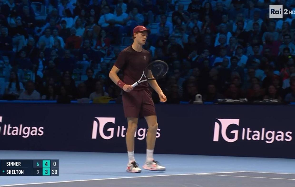Sinner "spacca" la racchetta alle ATP Finals: cosa gli è esploso in mano durante lo scambio?