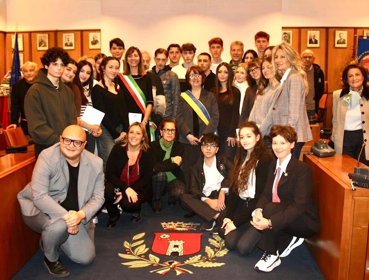 San Mauro, i neo-diciottenni entrano nella vita civica: consegnata la Costituzione