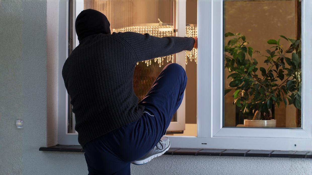 Ridateci la sicurezza di vivere nelle nostre case o finiremo con la pistola nel comodino