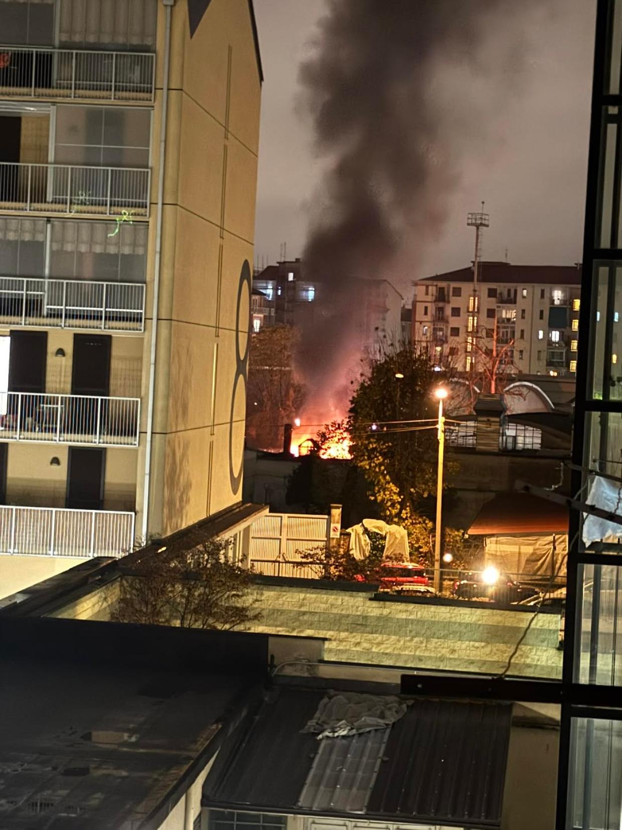 Torino, incendio in una carrozzeria a Pozzo Strada