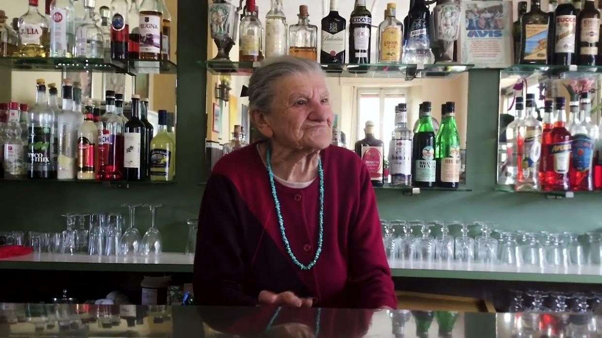 Anna Possi, la barista più longeva d’Italia vive in Piemonte: 101 anni e ancora al bancone