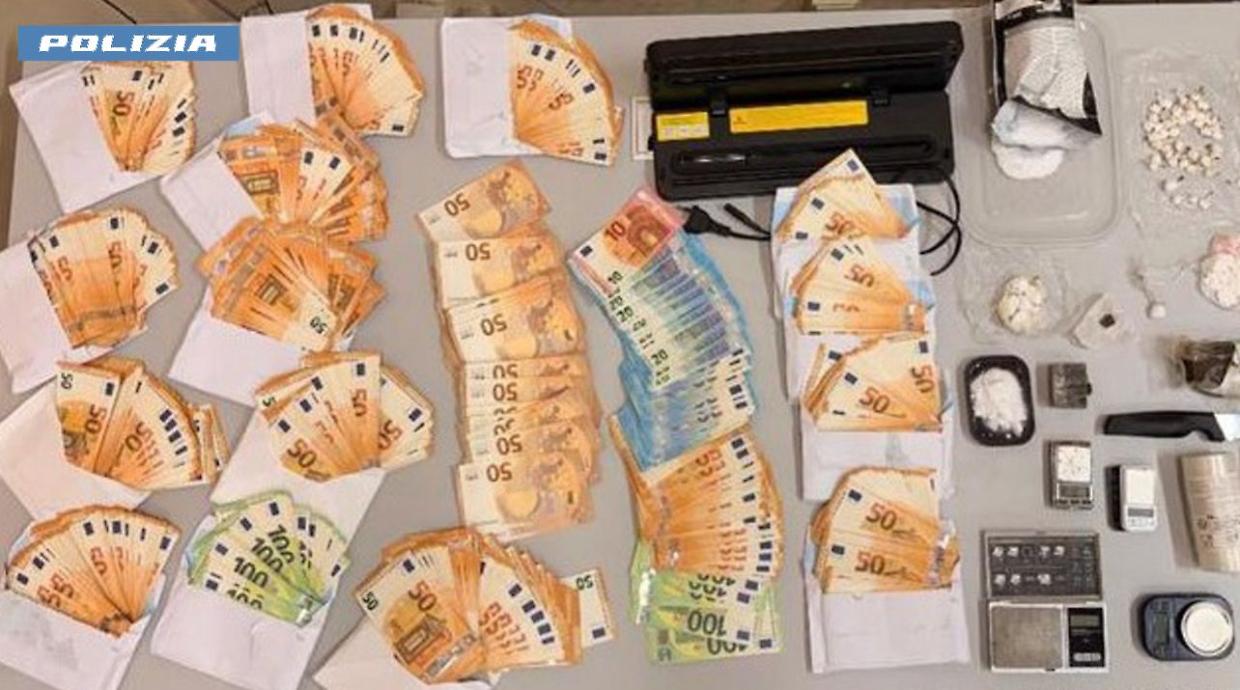 Droga, armi e merce rubata. Blitz della Squadra Mobile alle Torri