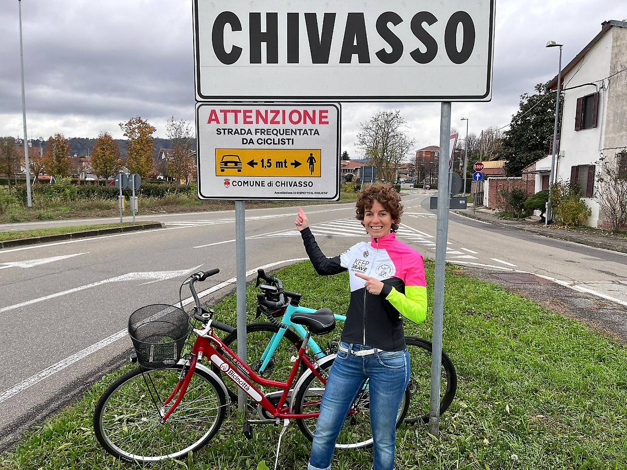 Chivasso, inaugurati i nuovi cartelli del rispetto del ciclista: «Le strade sono di tutti»