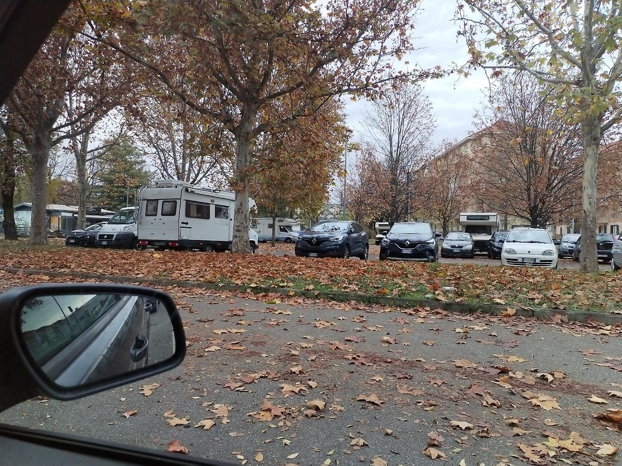 Camper abusivi di nuovo in corso Tazzoli. Marrone attacca: “Il Comune chieda meno poteri e usi quelli che ha”