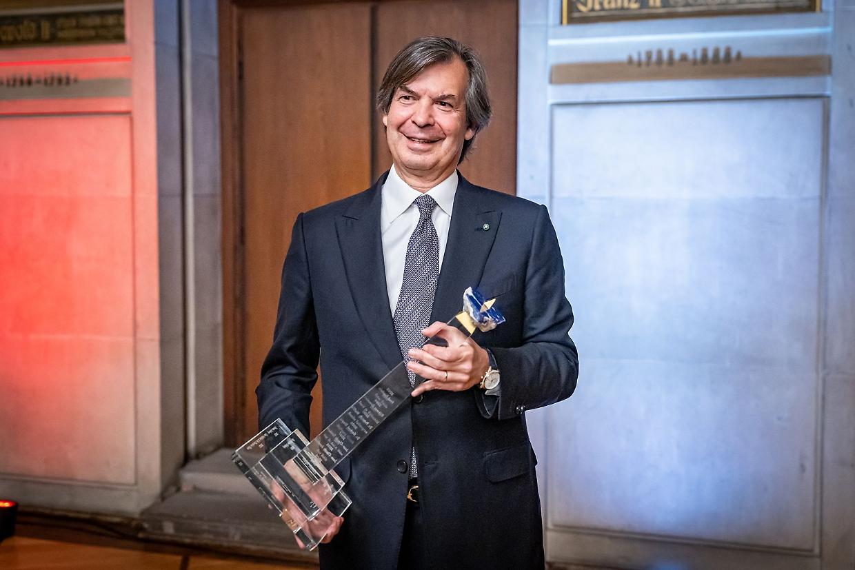 Carlo Messina premiato a Francoforte: quando solidità e valori guidano la finanza europea