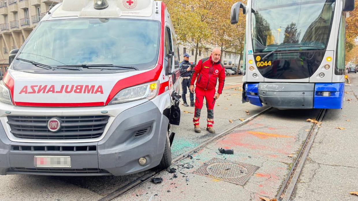 L'ambulanza e il tram 4 coinvolti nel sinistro