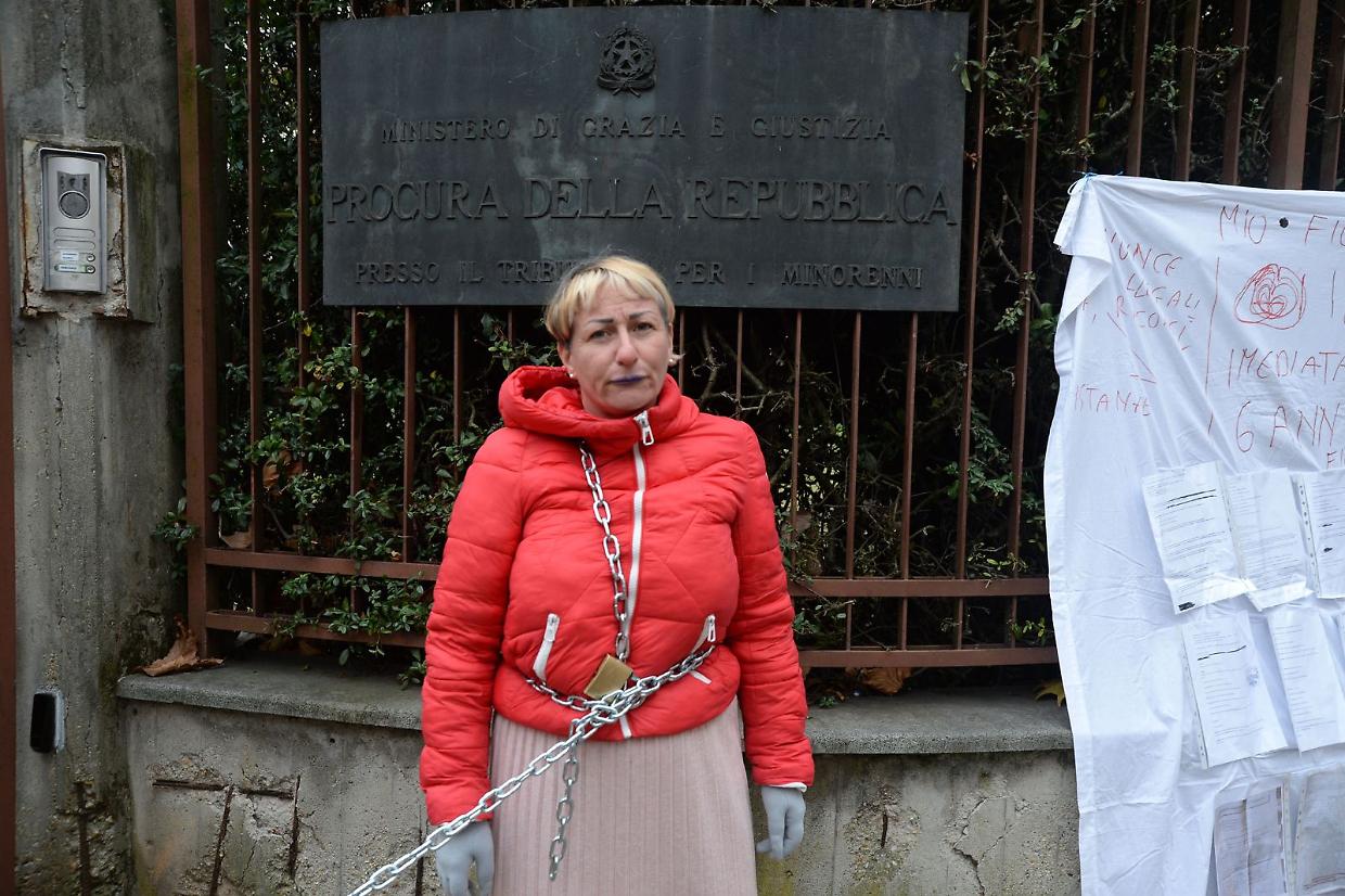 «Ridatemi mio figlio» Natalina incatenata al cancello del tribunale