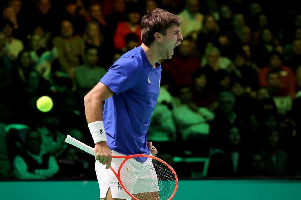 Flavio Cobolli annulla sette match-point a Zizou Bergs e al suo settimo porta l'Italia in finale di Coppa Davis