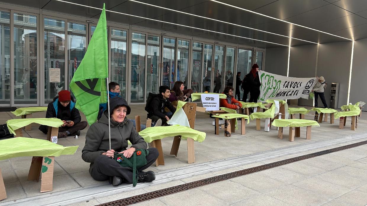 Extinction Rebellion protesta davanti alla Regione Piemonte con 30 tavoli verdi