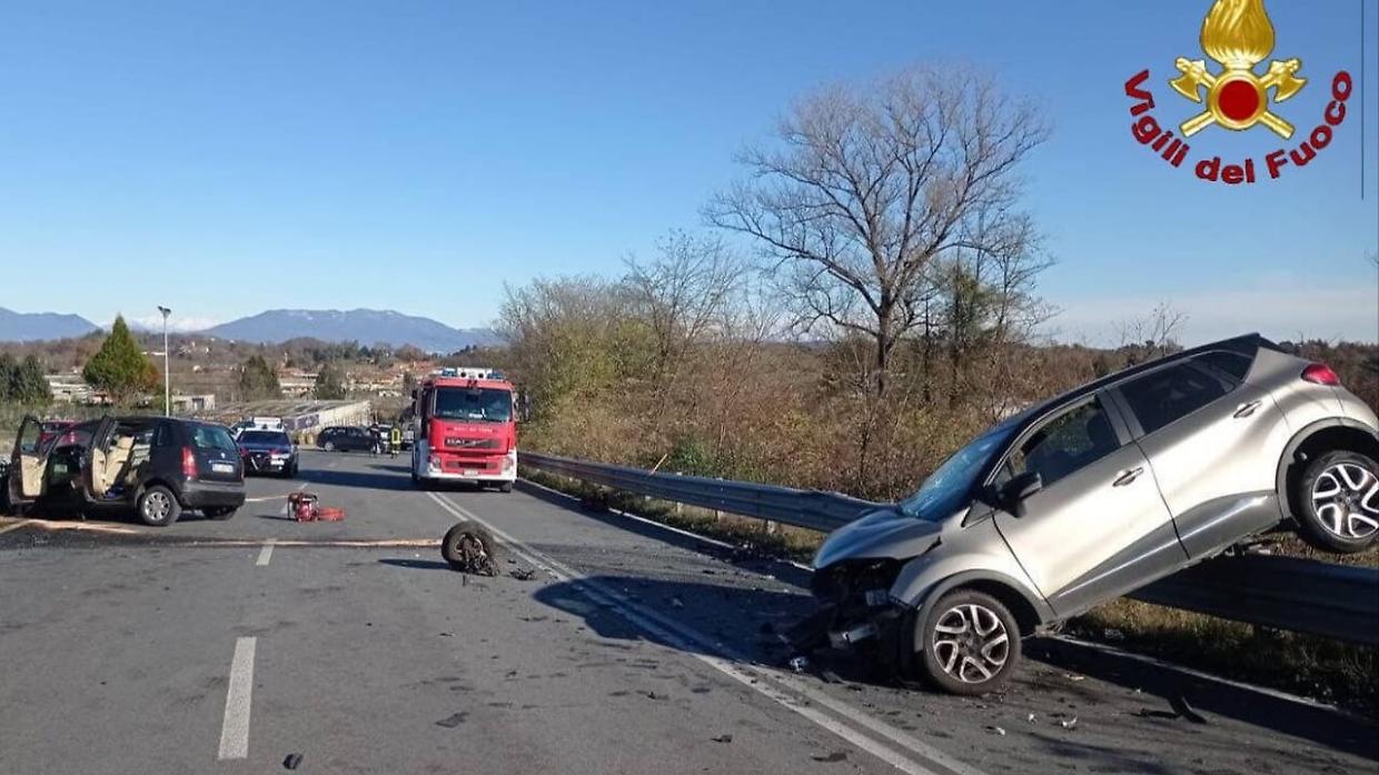 Paruzzaro, violento scontro frontale in via Borgomanero: due feriti trasportati in ospedale