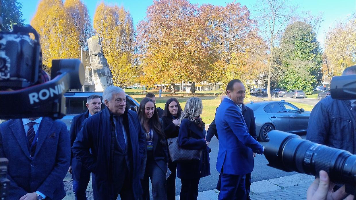 Il vicepremier a Torino: "Sugli affitti brevi tutto com'è. La tassa sull'oro? Non è quella sulla catenina di papà", ma per chi vuole investire