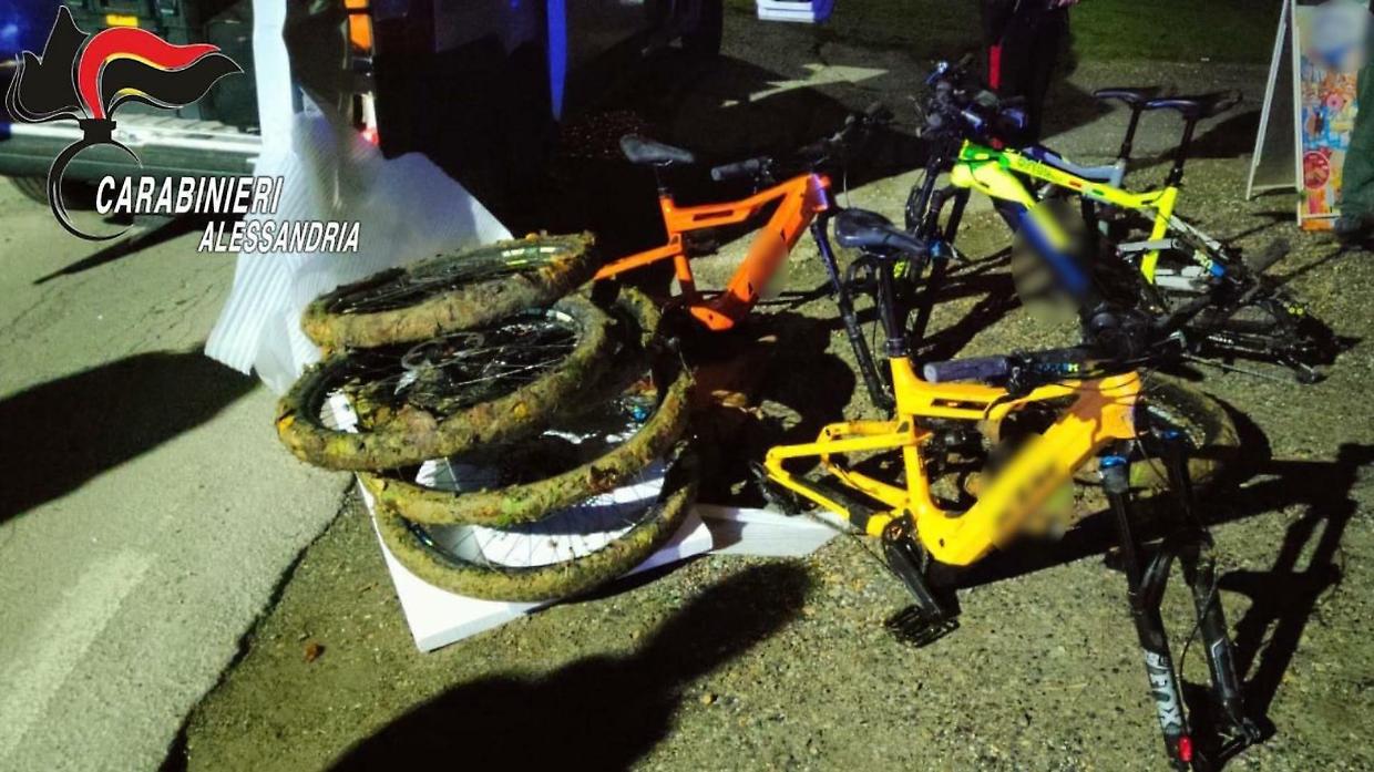 Casale Monferrato, rubano quattro e-bike da 20mila euro: denunciati un 32enne e un 33enne