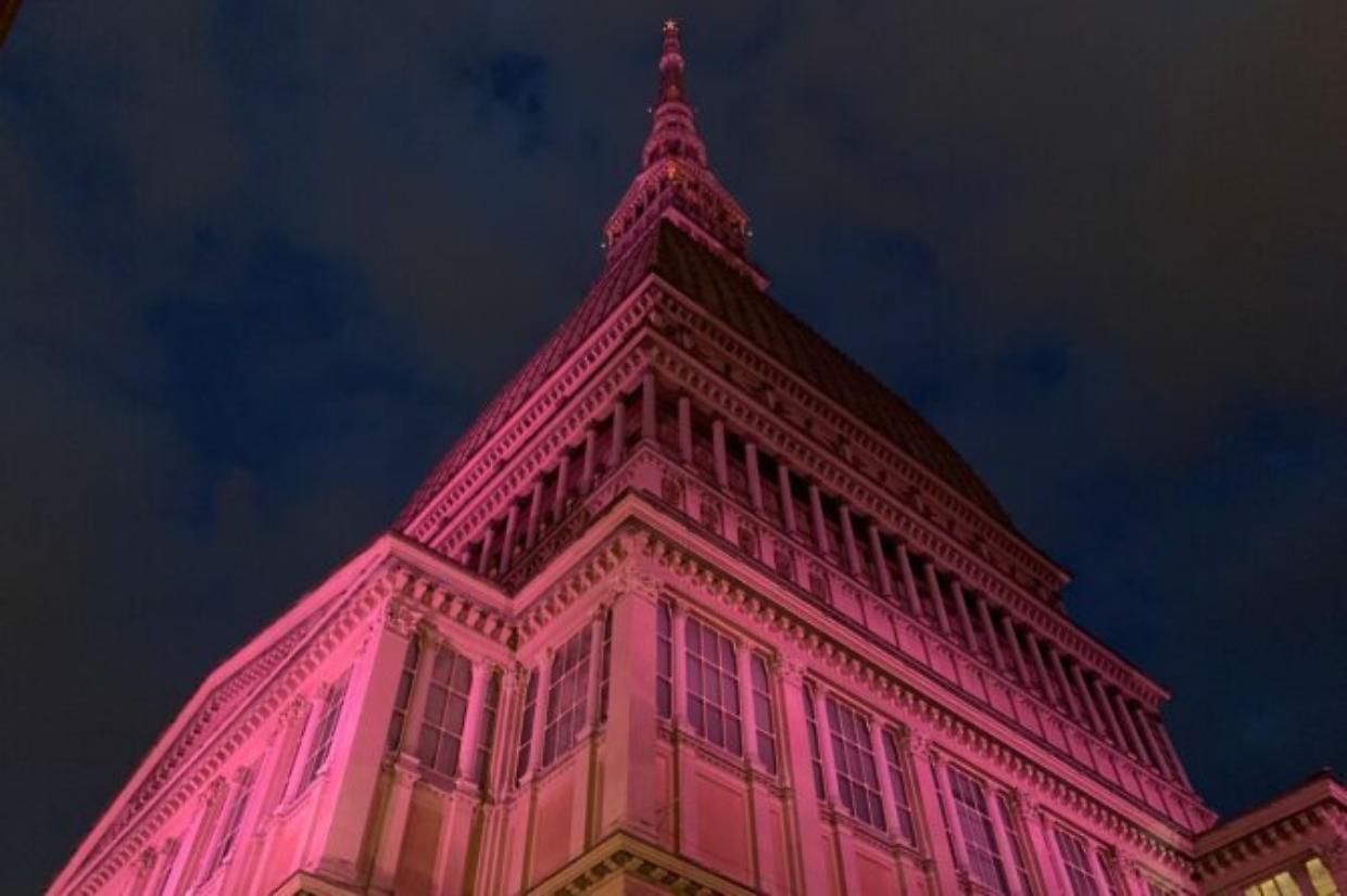 La Mole si tinge di rosso per celebrare i 40 anni di GiovedìScienza