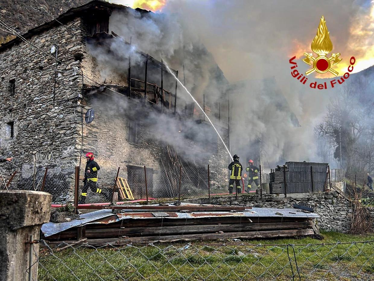  Novalesa,  fiamme in un'abitazione, intervenute otto squadre dei pompieri 