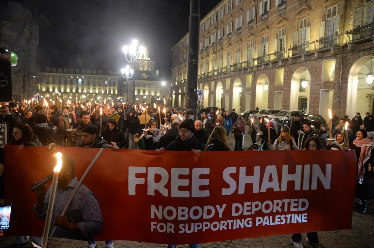 Fiaccolata a Torino per Mohamed Shahin: «non vogliamo un altro Regeni»