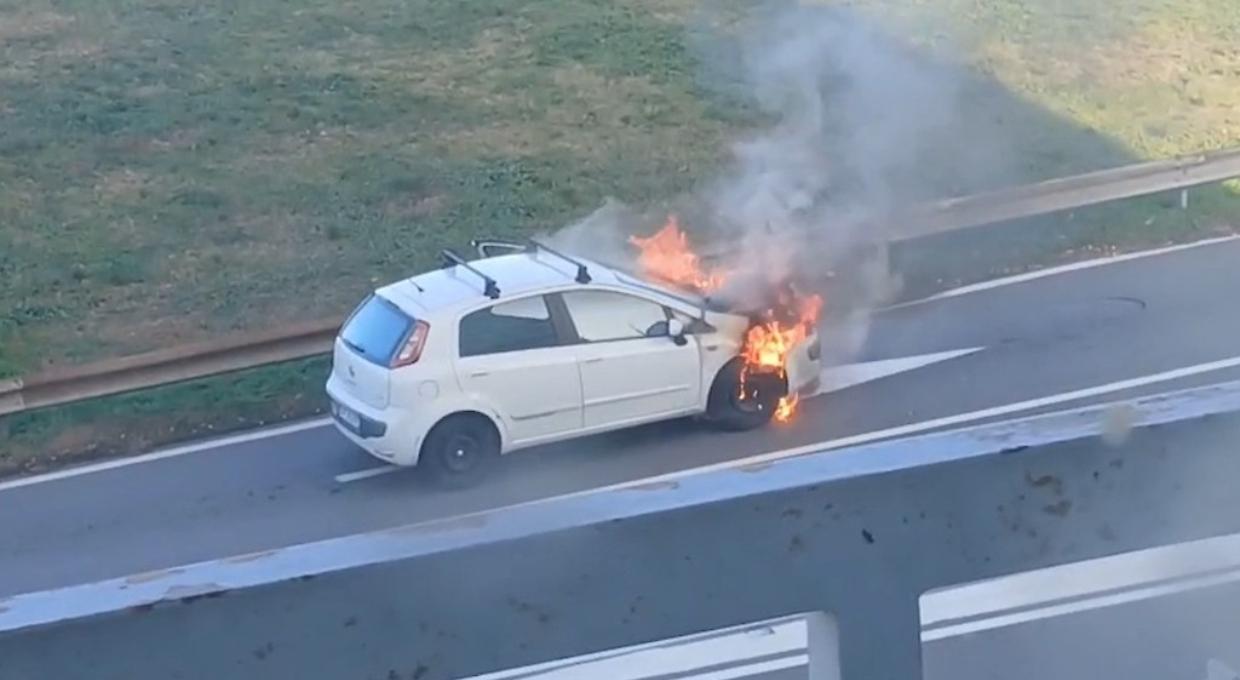 Auto in fiamme vicino alla Tangenziale di Torino, paura a Beinasco