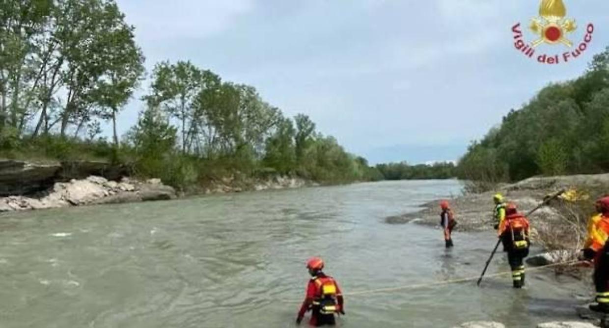 "Non sapeva nuotare". Tredicenne muore spinto in acqua dall'amico