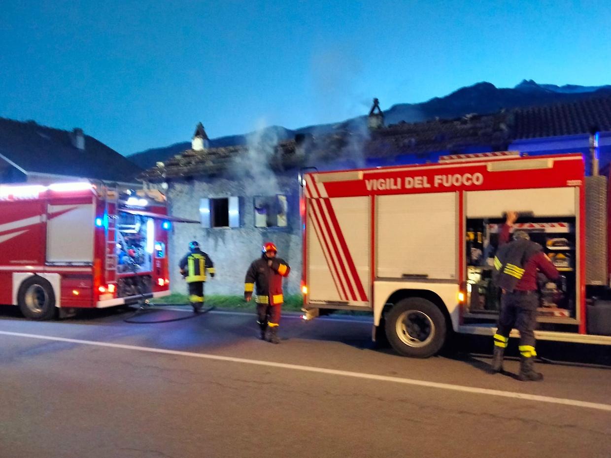 Chianocco, incendio in una casa, i vigili del fuoco al lavoro per ore