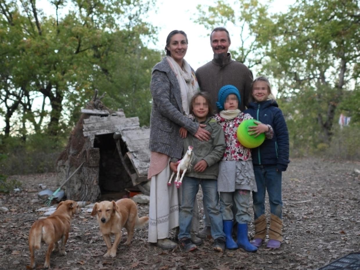 Famiglia nel bosco, i genitori scrivono alle istituzioni: “Mai rifiutato aiuti, pronti a collaborare per il bene delle bambine”