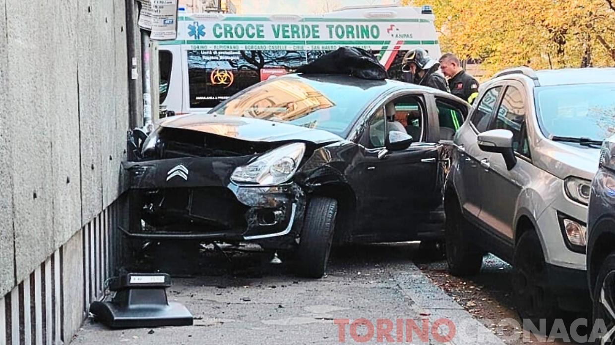 Incidente mortale in corso Marconi: esce di strada e si schianta contro un palazzo