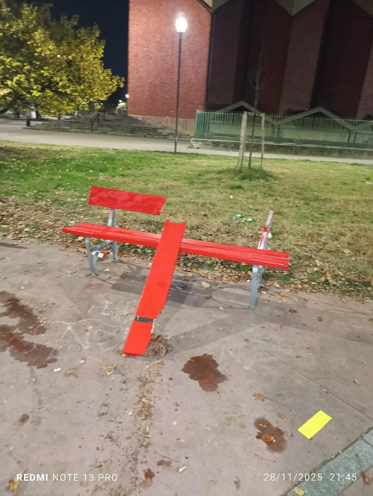 Panchina rossa vandalizzata dopo soli quattro giorni: "Gesto vile"
