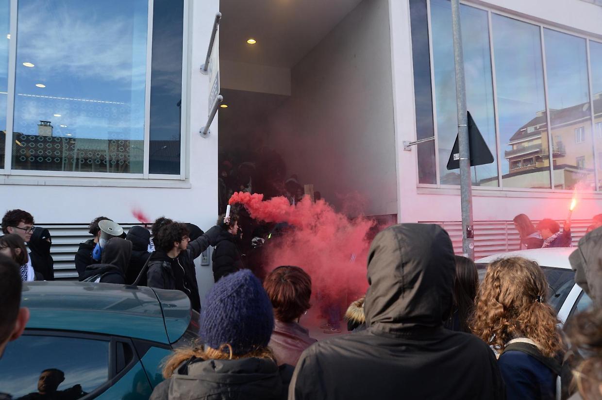 A Torino è caccia ai giornalisti. Oltre trenta identificati. Regia di Askatasuna