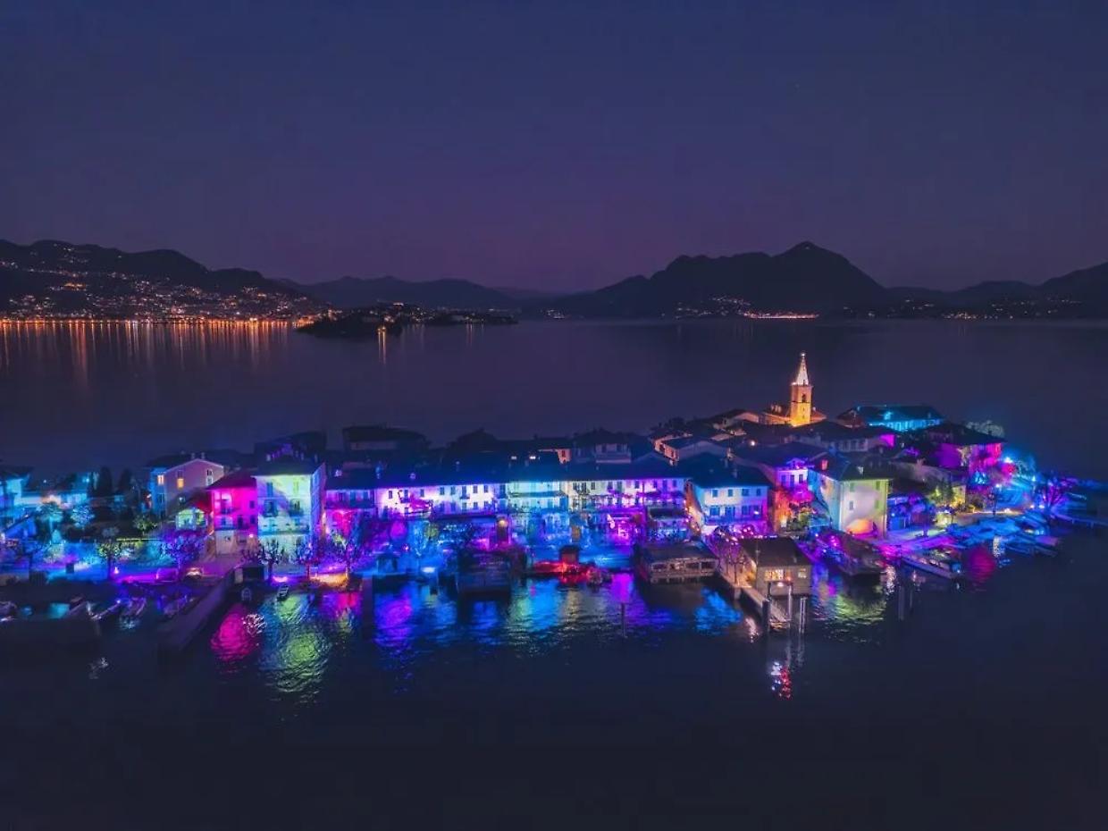 Ecco lo spettacolo che illuminerà il Lago Maggiore: tornano le “Isole di Luce” sull’Isola dei Pescatori