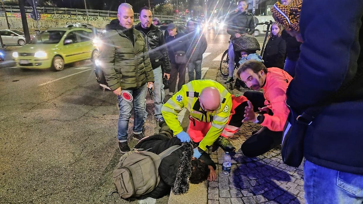 Torino, scontro tra auto e monopattino: a terra un 36enne