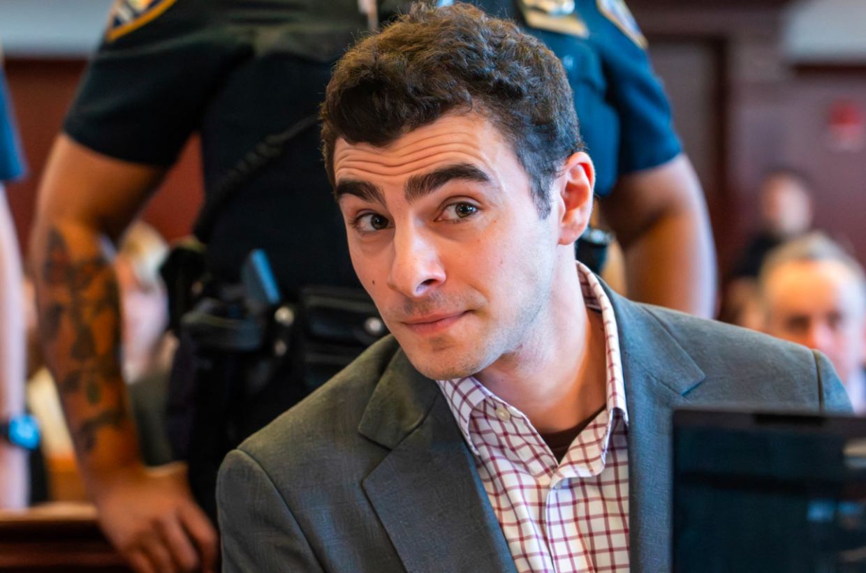 Luigi Mangione torna in tribunale a New York: la difesa vuole far cadere le prove chiave dell’omicidio Thompson