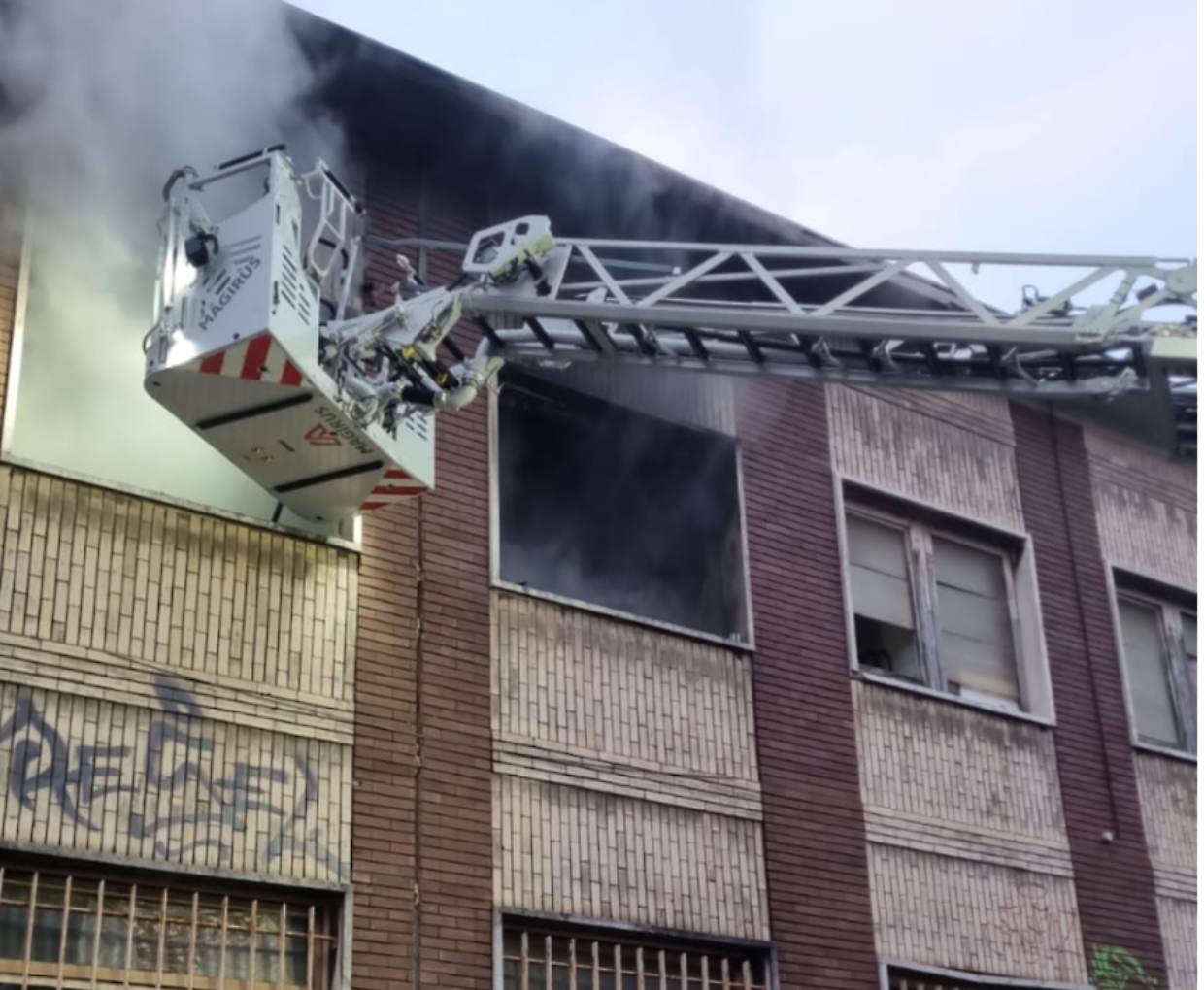 L'intervento dei vigili del fuoco in corso Dante
