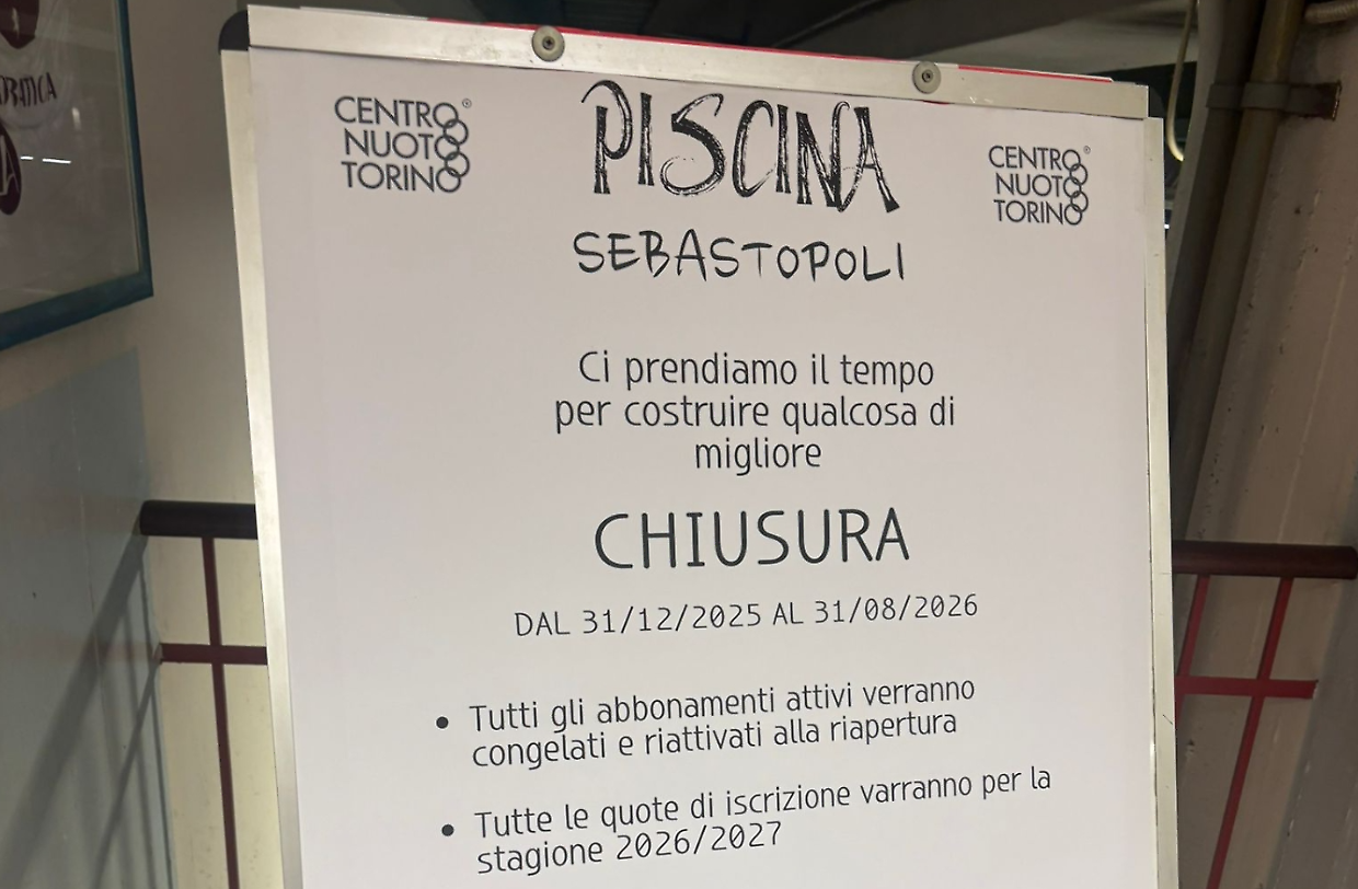 Il biglietto apparso alla piscina Sebastopoli