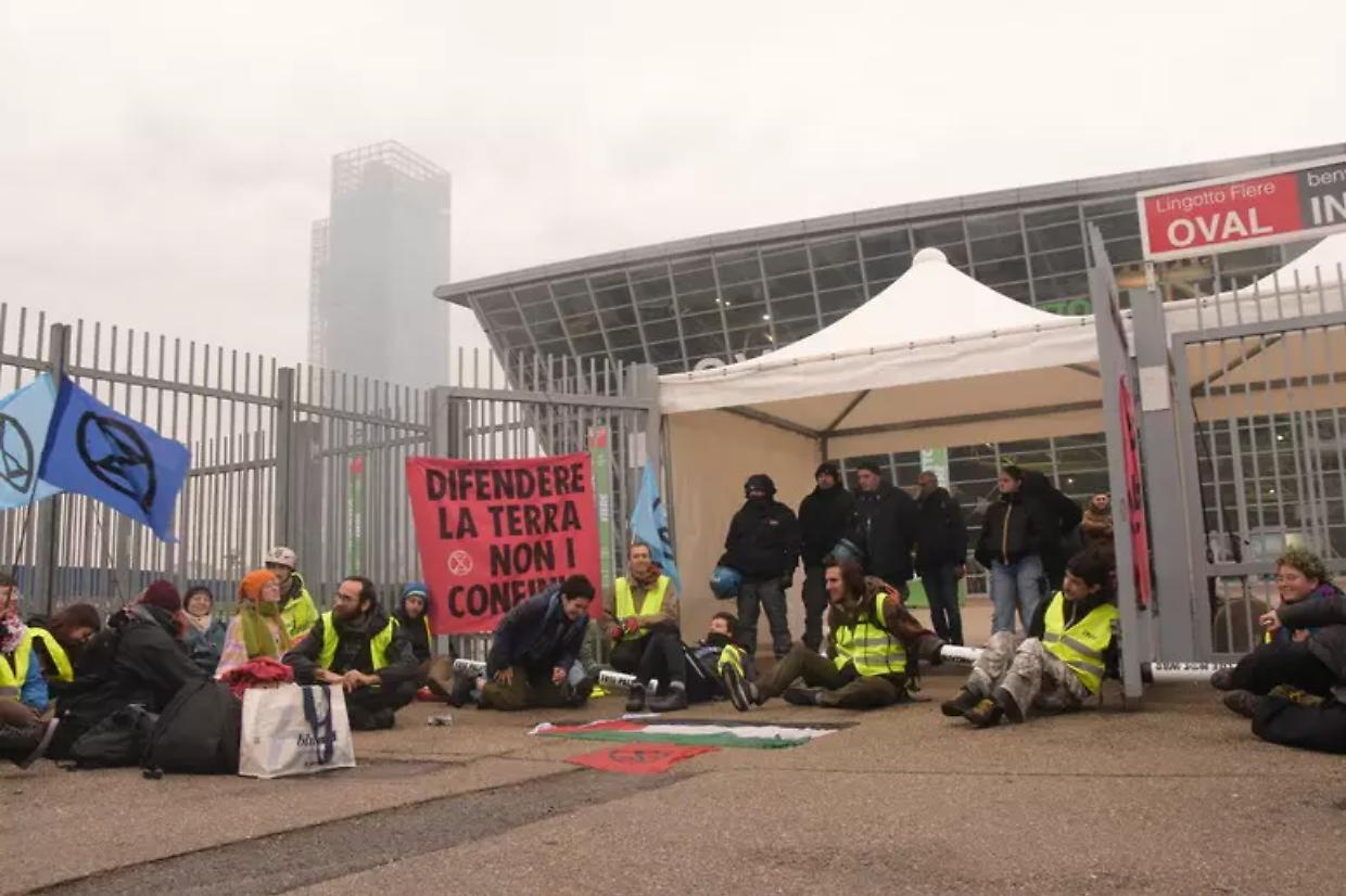 Extinction Rebellion blocca l’ingresso dell’Aerospace & Defense Meetings al Lingotto