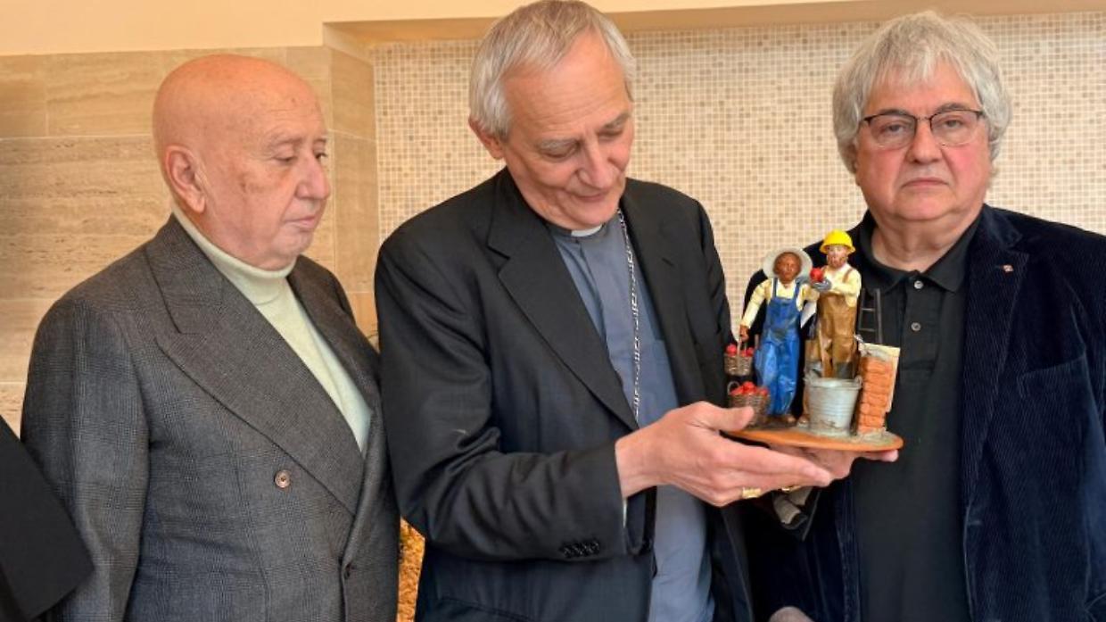 Asti, la statuina del presepe 2025 celebra integrazione e sicurezza: dono di Confartigianato e Coldiretti 