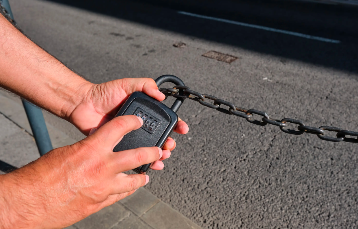 Milano vieta le keybox dal 2026: stretta definitiva sugli affitti brevi