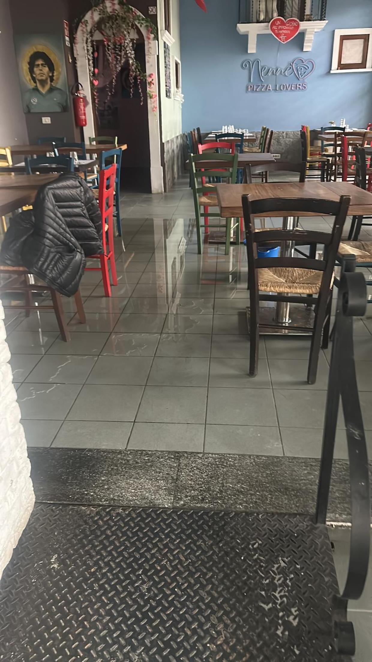 Si allaga la pizzeria nello stabile Atc. «Quattro giorni senza poter lavorare»