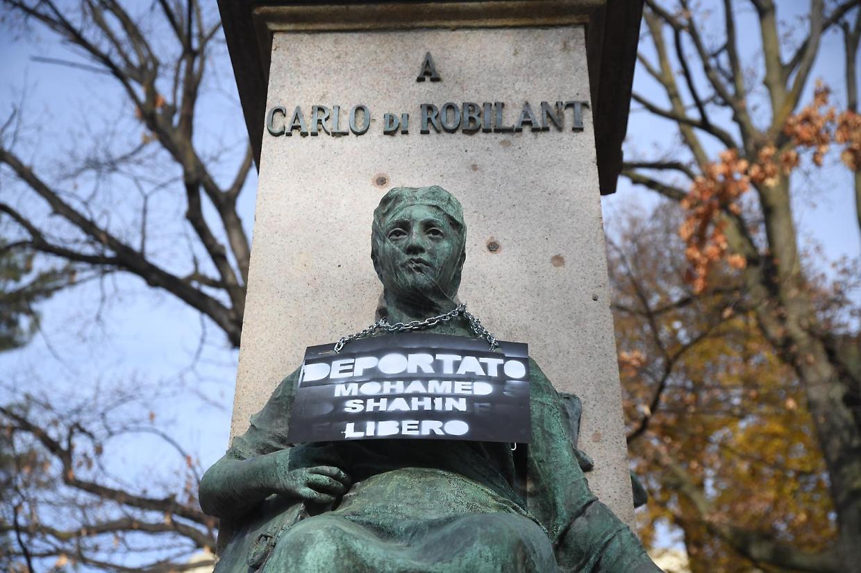 Carlo Robilant incatenato: l'ennesima protesta in nome dell'imam