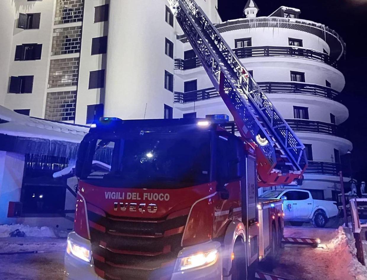 Sestriere, notte di fiamme in hotel: evacuata l’intera struttura