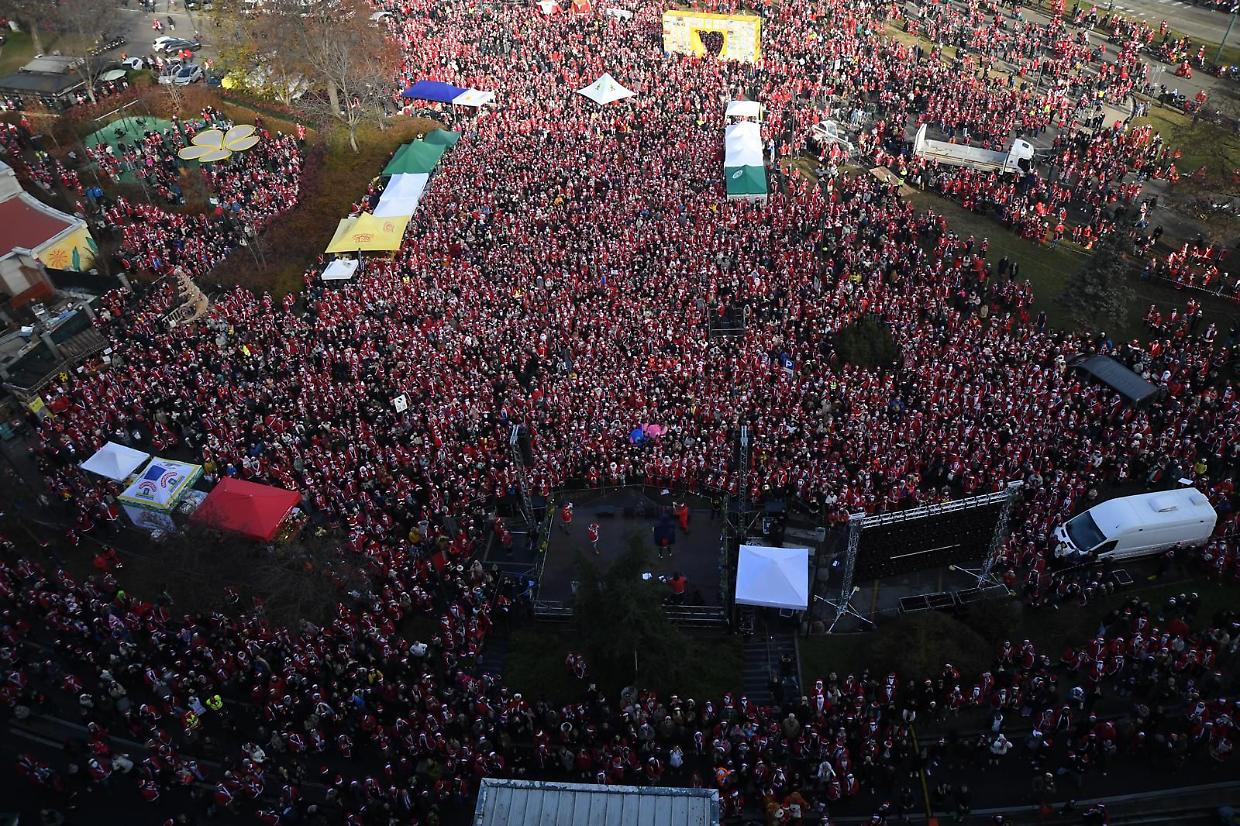 Torino si tinge di rosso per il Regina e i bimbi: quarantamila in piazza